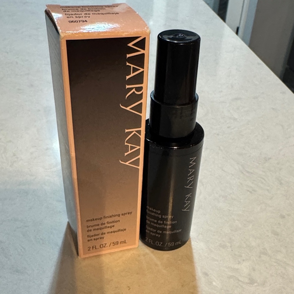 Mary Kay Makeup Finishing Spray - Black and Tan